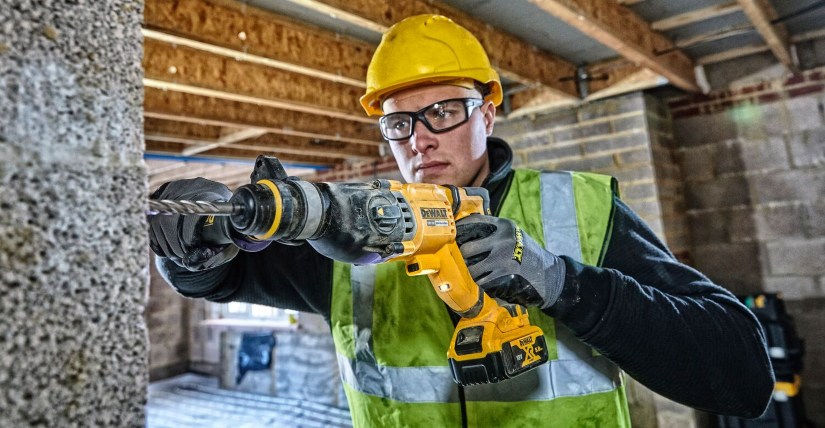 Ukázka použití DeWALT DCH263 s odsáváním